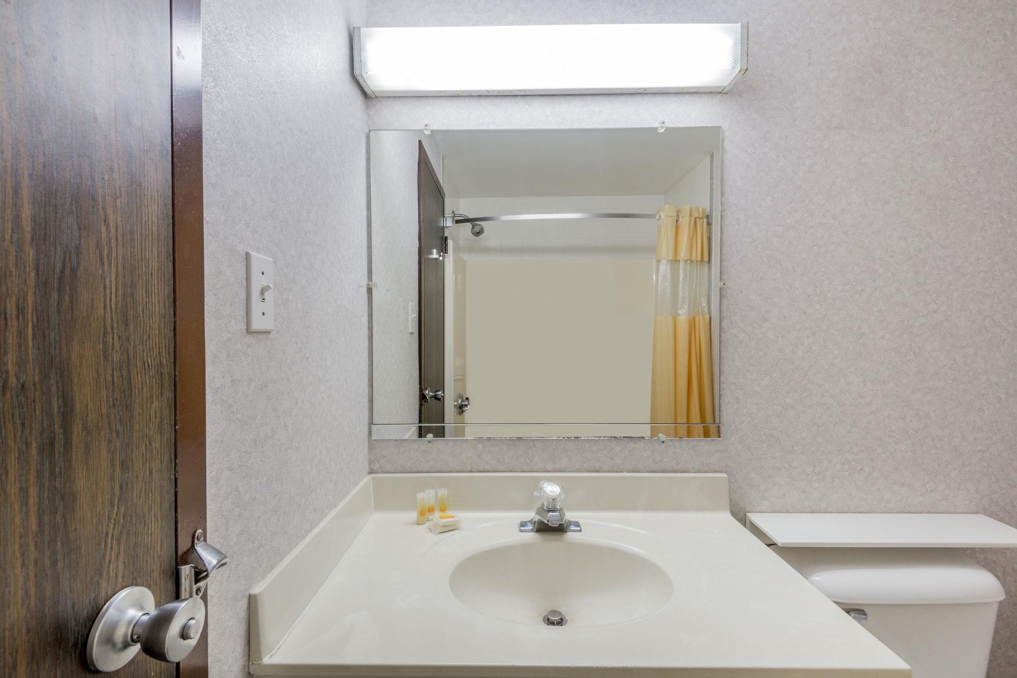 Days Inn By Wyndham Berlin Meriden Εξωτερικό φωτογραφία
