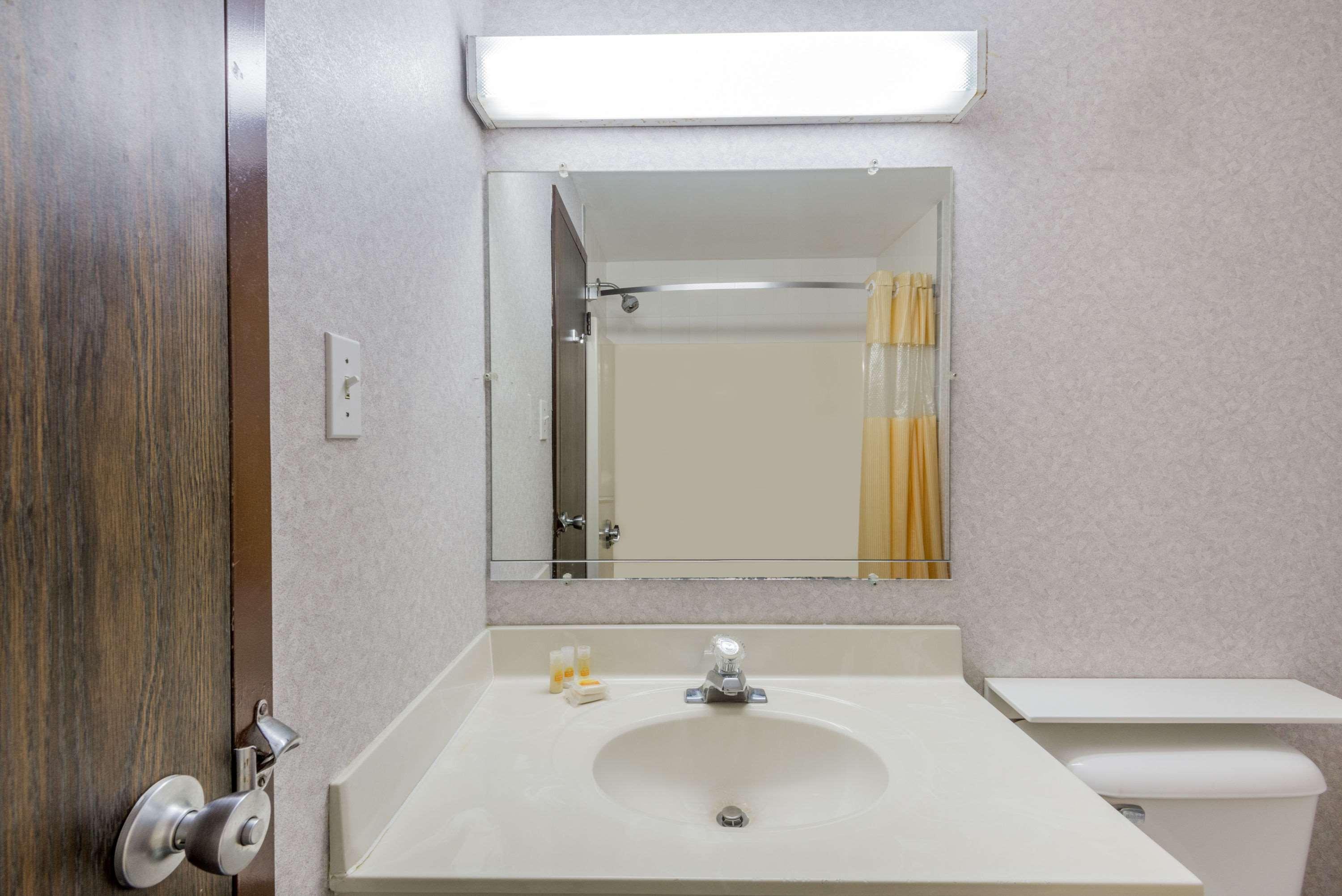 Days Inn By Wyndham Berlin Meriden Εξωτερικό φωτογραφία