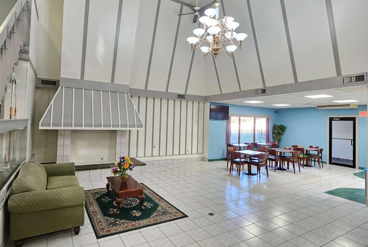 Days Inn By Wyndham Berlin Meriden Εξωτερικό φωτογραφία
