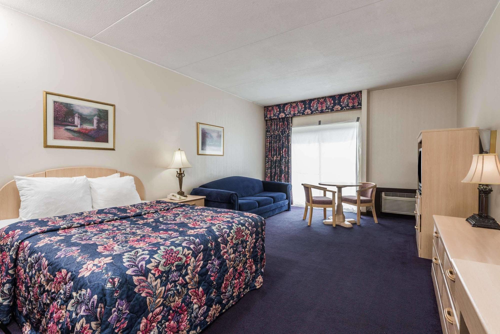 Days Inn By Wyndham Berlin Meriden Εξωτερικό φωτογραφία